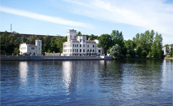 Lussuoso palazzo fronte fiume a San Pietroburgo