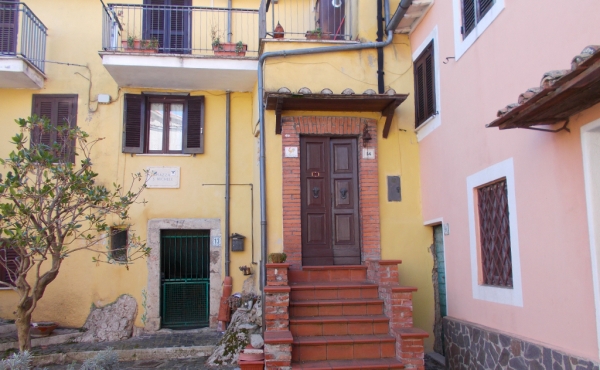 Townhouse for sale in picturesque historic hamlet within 1-hour drive from Rome