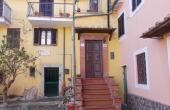 Townhouse for sale in picturesque historic hamlet within 1-hour drive from Rome