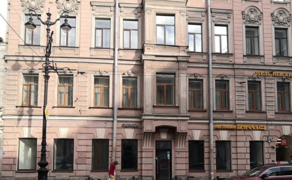 Spazio fronte strada di 80 m2 su Nevsky Prospekt