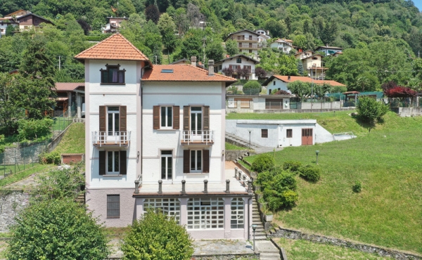 Historic villa for sale near Lake Como