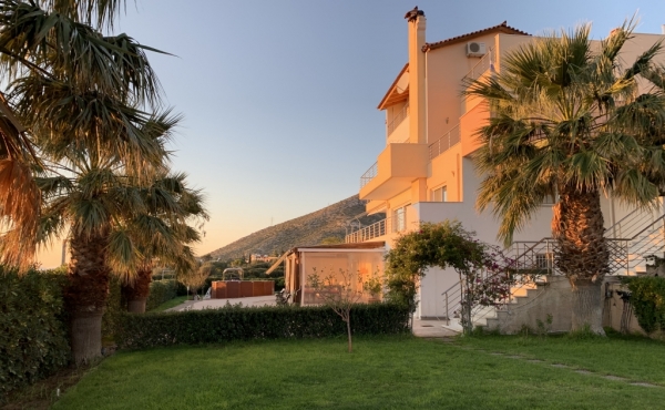 Detached house in seaside residential area within 30 minutes' drive to Athens