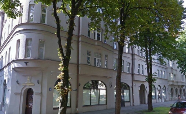 Locale fronte strada di 136 m2 in vendita a Riga