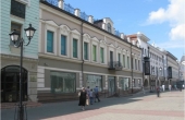 Здание коммерческого назначения в пешеходной зоне в центре Казани