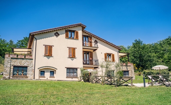 Country house with 5.4 ha. of land in Umbria