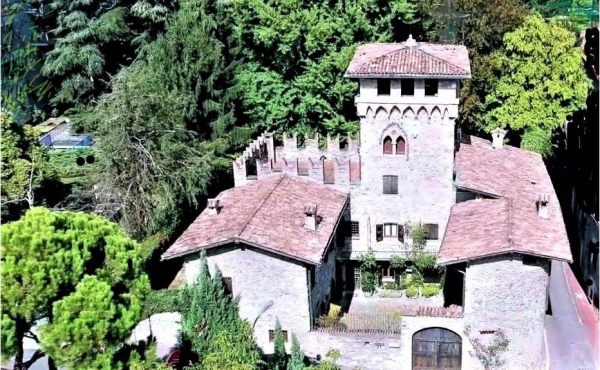 Castle with very nice garden for sale near the center of Bergamo