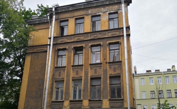 Stand-alone building for reconstruction on Vasilyevsky island