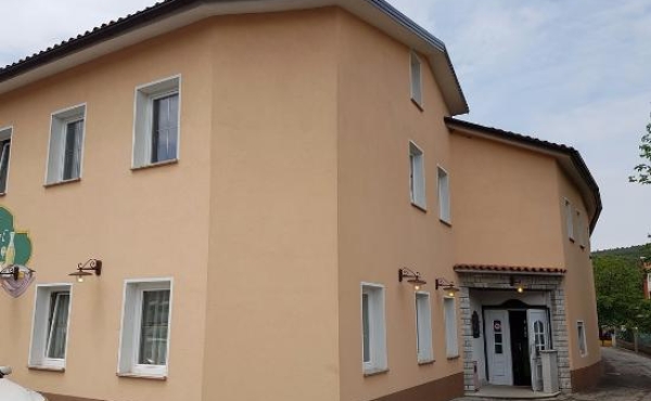 Restaurant with guesthouse for rent in the Slovenian Karst